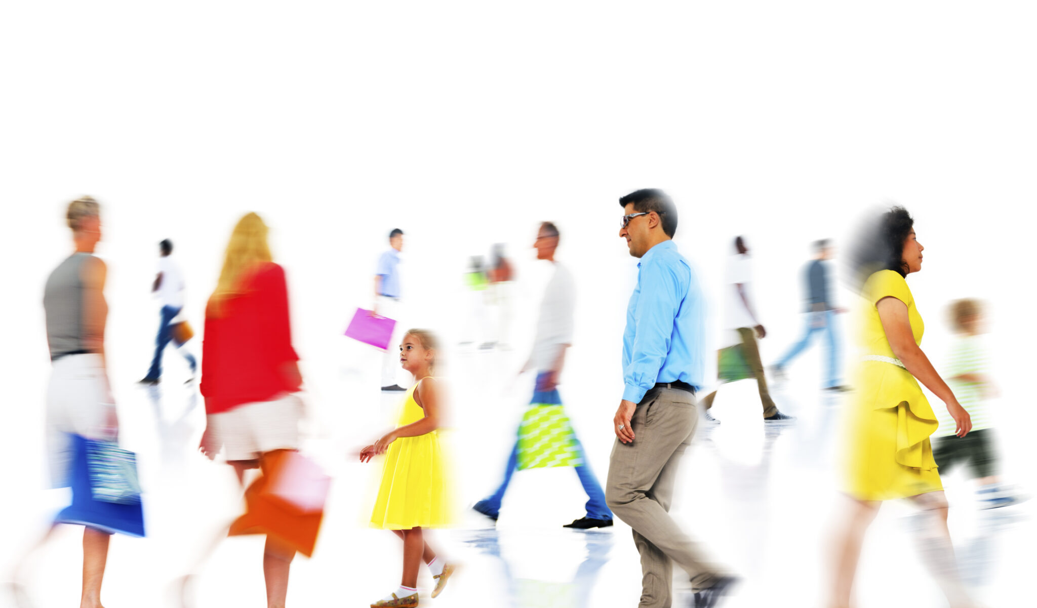 Des personnes actives marchent, certaines sont floues