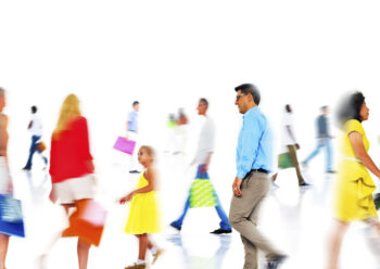 Des personnes actives marchent, certaines sont floues