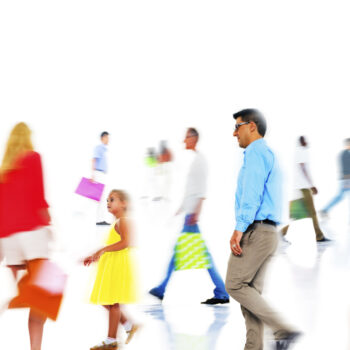 Des personnes actives marchent, certaines sont floues
