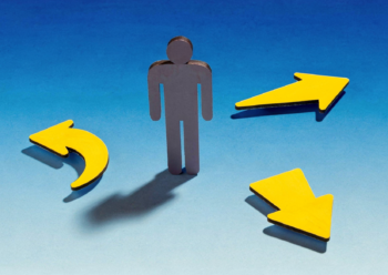 Décentralisation image d'un homme avec des flèches