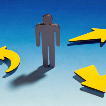 Décentralisation image d'un homme avec des flèches