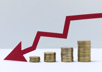 baisse de moyens : flèche descendante et différents tas de pièces qui diminuent